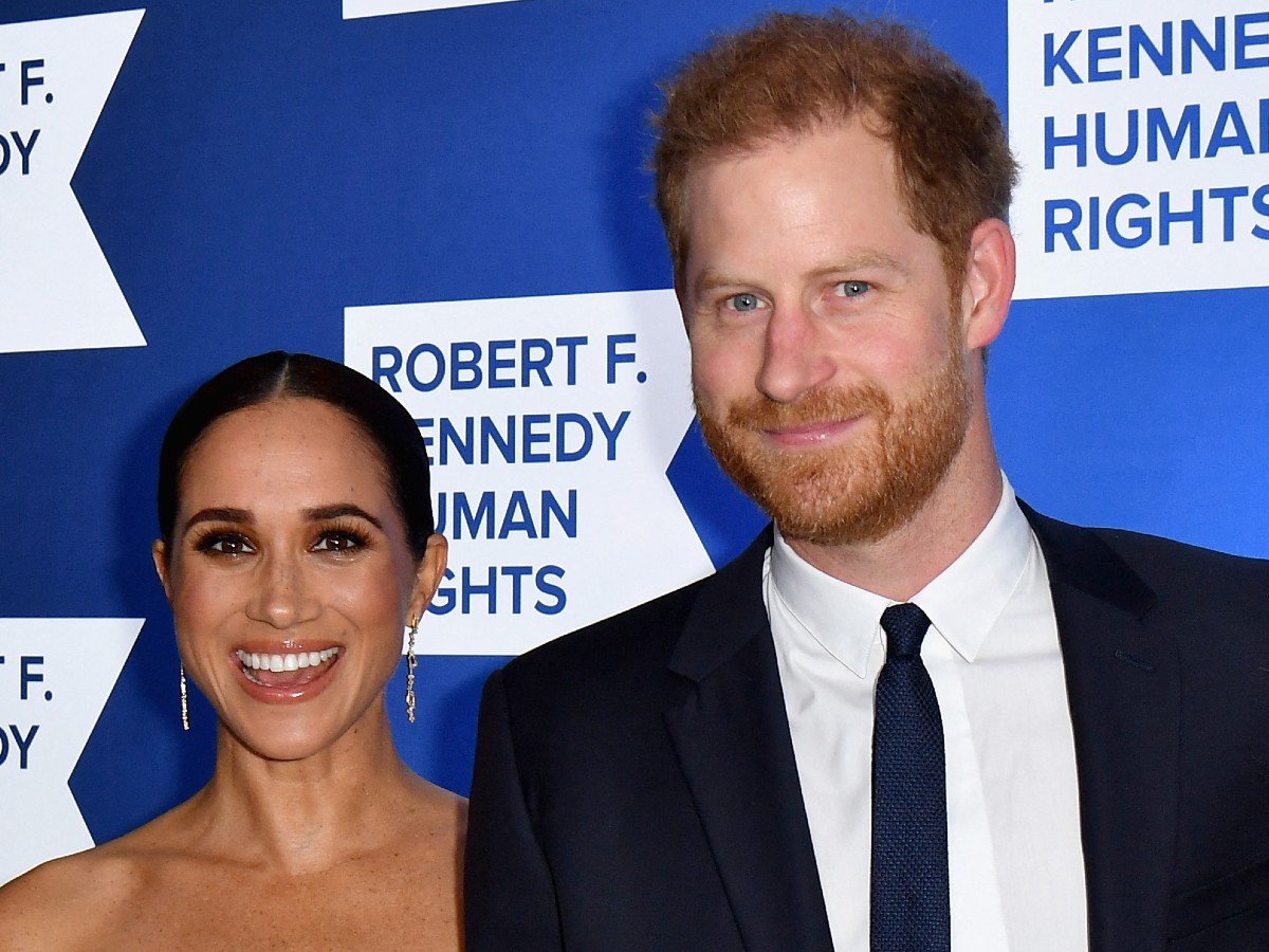 meghan-harry-blue-backdrop.jpg