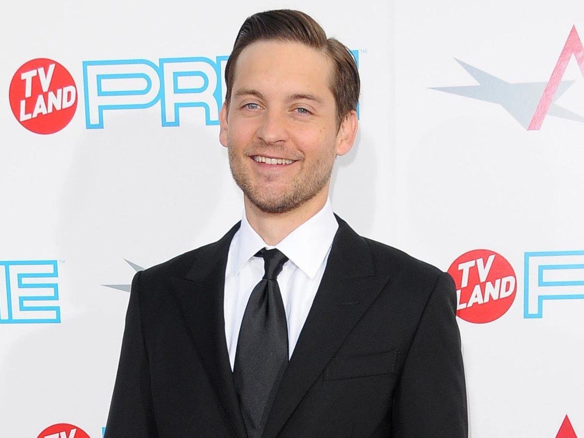 tobey-maguire-classic-suit.jpg